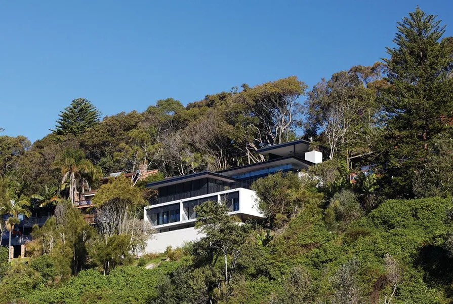 New build house on a steep block. Image credit - Justin Alexander (ArchitectureAU